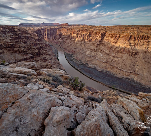 Broad landscape scene of the Colorado River weaves through Cataract Canyon in southern Utah
